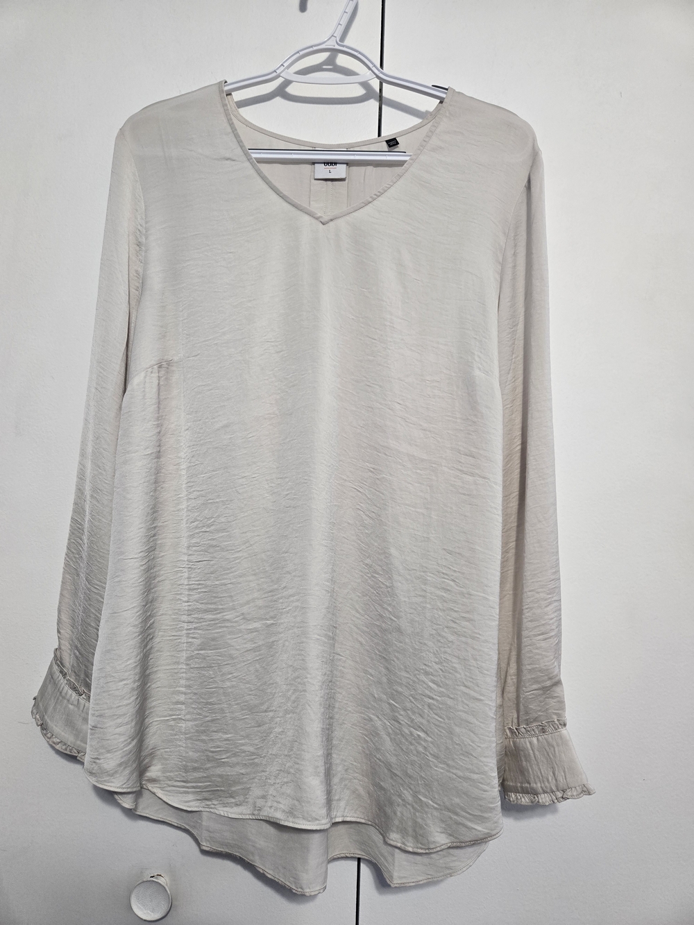 Cabi Ivory Ruffle Cuff V Neck Blouse Women's Large Long Sleeve Top